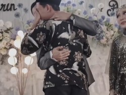 Momen Viral Pria Datang ke Pernikahan Mantan Pacar, Justru Peluk Erat Suaminya