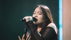 Untungnya Gaun Hitam Tak Sembunyikan Pesona Bernadya