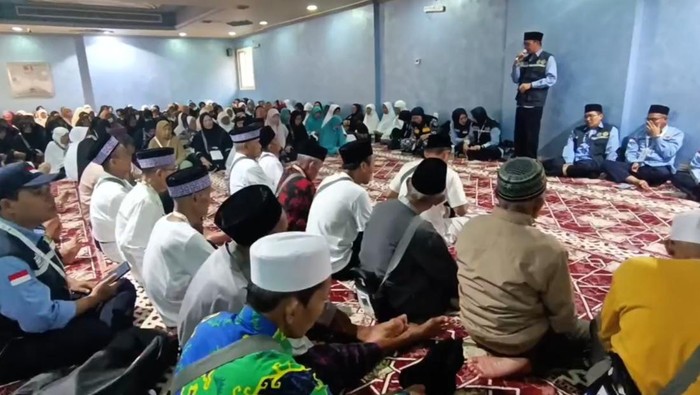 Bimbingan ibadah kepada jemaah haji.