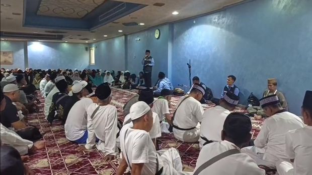 Bimbingan ibadah kepada jemaah haji.