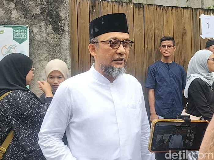 Boediono dan Novel Baswedan melayat ke rumah duka suami Najwa Shihab