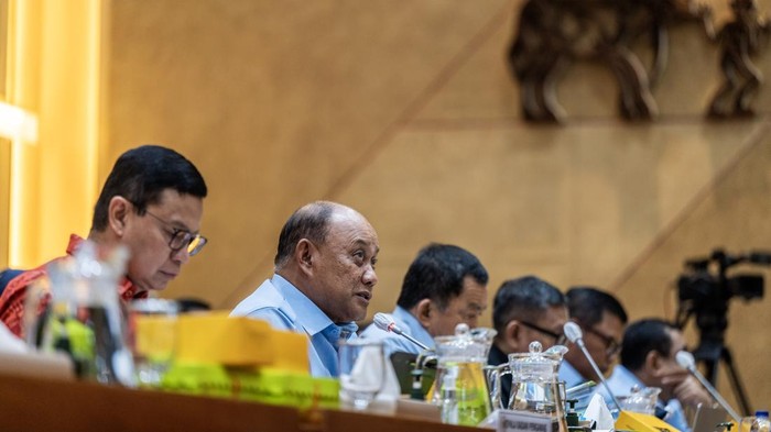 Suasana Rapat Dengar Pendapat (RDP) Komisi IX DPR  dengan Kepala Badan Gizi Nasional Dadan Hindayana dan Kepala Badan POM Taruna Ikrar di Kompleks Parlemen, Senayan, Jakarta, Rabu (21/5/2025). Rapat tersebut beragendakan dua pembahasan salah satunya aspek keamanan pangan dan penerapan standar Satuan Pelayanan Pemenuhan Gizi (SPPG) dalam pelaksanaan Program Makan Bergizi Gratis (MBG), termasuk penerapan prinsip Cara Produksi Pangan Olahan yang Baik (CPPOB). ANTARA FOTO/Bayu Pratama S/bar