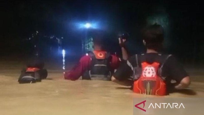 BPBD Blora bersama petugas gabungan saat memantau, melakukan pendataan, dan asesmen, di beberapa wilayah terdampak banjir. ANTARA/Gunawan