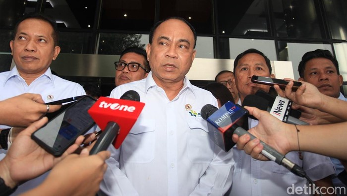 Menteri Koperasi Budi Arie Setiadi (kanan) didampingi Wakil Menteri Koperasi Ferry Juliantono (kiri) menyampaikan keterangan kepada wartawan usai bertemu dengan KPK di Gedung Merah Putih KPK, Jakarta, Rabu (21/5/2025). Budi Arie Setiadi meminta KPK untuk mengawal dan mencegah terjadinya berbagai bentuk penyimpangan dalam pelaksanaan program Koperasi Desa Merah Putih.