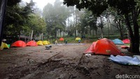 Suasana berkemah atau camping di Bumi Perkemahan Palutungan.