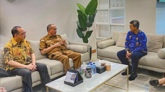 Bupati Banyumas, Sadewo Tri Lastiono, bertemu calon investor dari China dan Kementerian Pekerjaan Umum di Jakarta, membahas kelanjutan proyek Tol Pejagan-Cilacap, Selasa (20/5/2025).