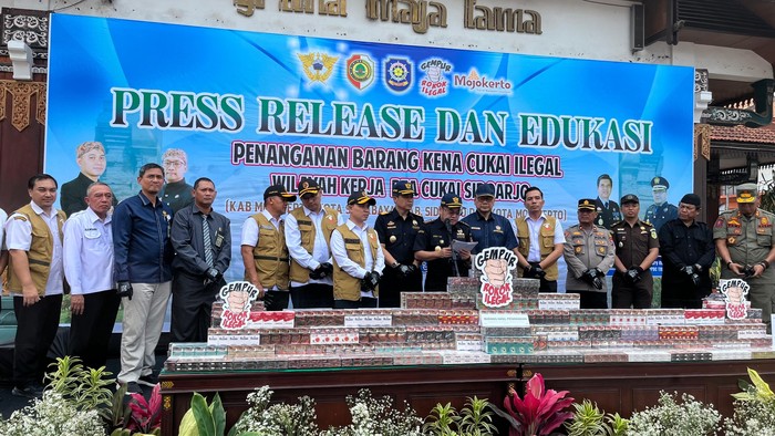 Bupati Mojokerto Muhamad Albarraa (Gus Bara) memusnahkan 13,7 juta batang rokok dan 1.237,5 liter minuman beralkohol ilegal senilai Rp 19,4 miliar.