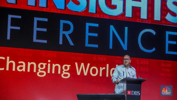 CEO Badan Pengelola Investasi Daya Anagata Nusantara (BPI Danantara) sekaligus Menteri Investasi, Rosan Roeslani menyampaikan paparan dalam DBS Asian Insights Conference di Jakarta, Rabu (21/5/2025). (CNBC Indonesia/Faisal Rahman)