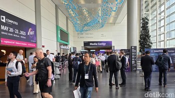Para pengunjung ramai berdatangan. Computex tahun ini bertajuk AI Next dan berfokus pada tiga topik utama yaitu AI & Robotika, teknologi generasi b erikutnya, dan mobilitas masa depan. Foto: Fino Yurio Kristo/detikINET