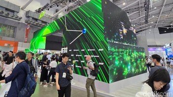Pengunjung ramai mendatangi booth Acer yang dihiasi oleh layar raksasa. Foto: Fino Yurio Kristo/detikINET