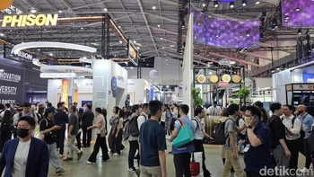 Pengunjung ramai ingin menyaksikan banyak inovasi terkini yang hadir di Computex 2025. Foto: Fino Yurio Kristo/detikINET