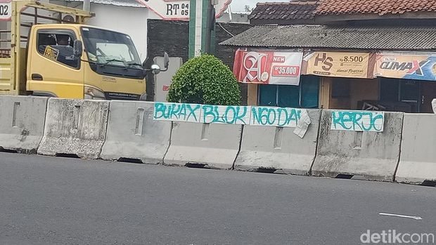 Coretan warga di median Jalan Jogja-Solo, Desa Somopuro Kecamatan Jogonalan, Klaten, Rabu (21/5/2025).