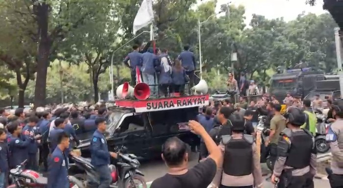 Demo  di Balai Kota DKI Jakarta