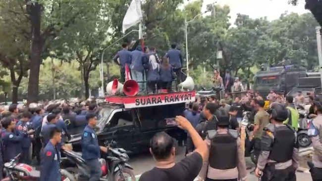 Demo ricuh di Balai Kota DKI Jakarta