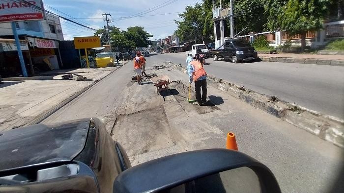 Dinas PU Bulukumba memaksimalkan pemeliharaan jalan di tengah keterbatasan anggaran.
