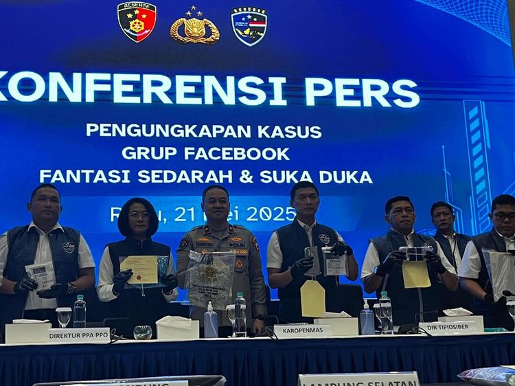 Penampakan 6 Tersangka Grup FB Fantasi Sedarah Berbaju Tahanan