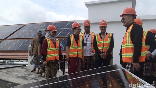 Direktur Aneka Energi Baru dan Energi Terbarukan Kementerian ESDM Andriah Feby Misna bersama pihak Swiss-belResort Pecatu saat meninjau PLTS atap pada Rabu (21/5/2025). (Ni Made Lastri Karsiani Putri-detikBali)