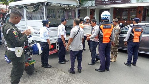 Dishub Mataram menertibkan ratusan jukir yang enggan menyetor retribusi, Rabu (21/5/2025). (Nathea Citra/detikBali)