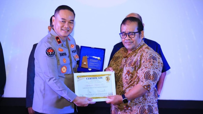 Divisi Humas Polri mendapat apresiasi dan penghargaan Gold Winner dalam Kategori Keterbukaan Informasi pada ajang Makaravox UI PR Awards 2025. (dok. ist)
