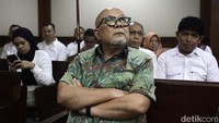 Terdakwa kasus dugaan korupsi proyek pembangunan Jalan Tol Jakarta-Cikampek (Japek) II atau Tol Layang MBZ Dono Parwoto mengikuti sidang pembacaan putusan di Pengadilan Tipikor, Jakarta, Rabu (21/5/2025).