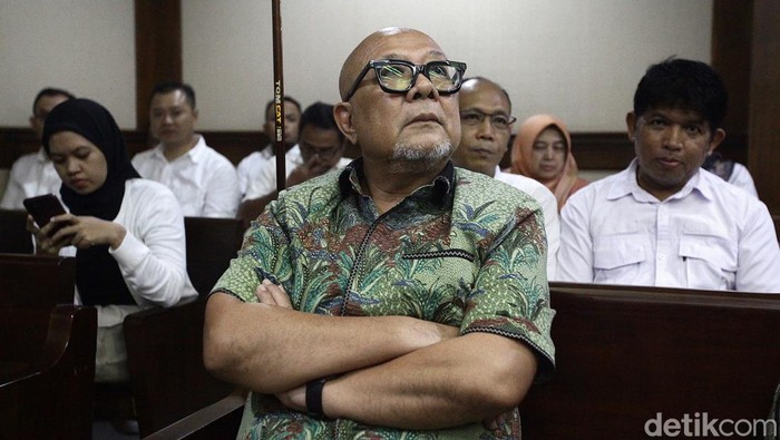 Dono Parwoto Dihukum 5 Tahun Penjara, Terbukti Korupsi Proyek Tol MBZ Terdakwa kasus dugaan korupsi proyek pembangunan Jalan Tol Jakarta-Cikampek (Japek) II atau Tol Layang MBZ Dono Parwoto mengikuti sidang pembacaan putusan di Pengadilan Tipikor, Jakarta, Rabu (21/5/2025).