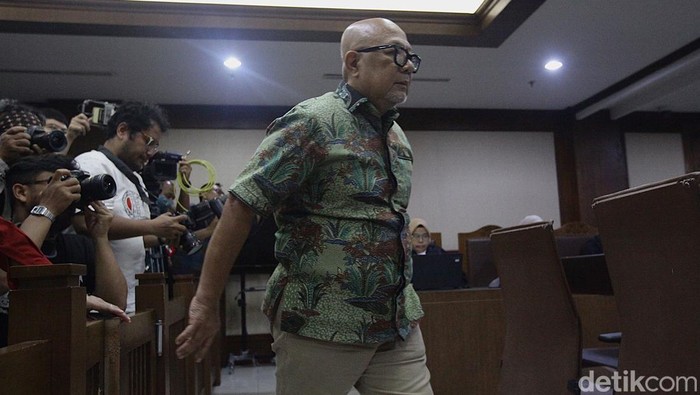 Terdakwa kasus dugaan korupsi proyek pembangunan Jalan Tol Jakarta-Cikampek (Japek) II atau Tol Layang MBZ Dono Parwoto mengikuti sidang pembacaan putusan di Pengadilan Tipikor, Jakarta, Rabu (21/5/2025).