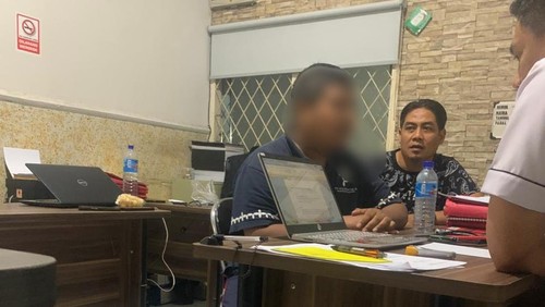 Dosen UIN Mataram berinisial WJ diinterogasi penyidik Ditreskrimum Polda NTB seusai melabrak mahasiswi yang melaporkannya terkait kasus dugaan kekerasan seksual, Selasa (20/5/2025) malam. (Foto: Istimewa)