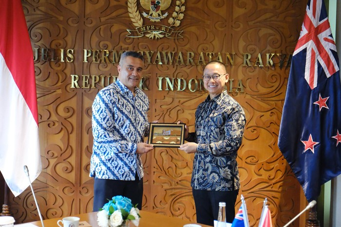 Wakil Ketua MPR RI dari Fraksi PAN Eddy Soeparno mengatakan pemerintah Indonesia bersama Selandia Baru bakal perkuat kerja sama pembangunan geothermal.