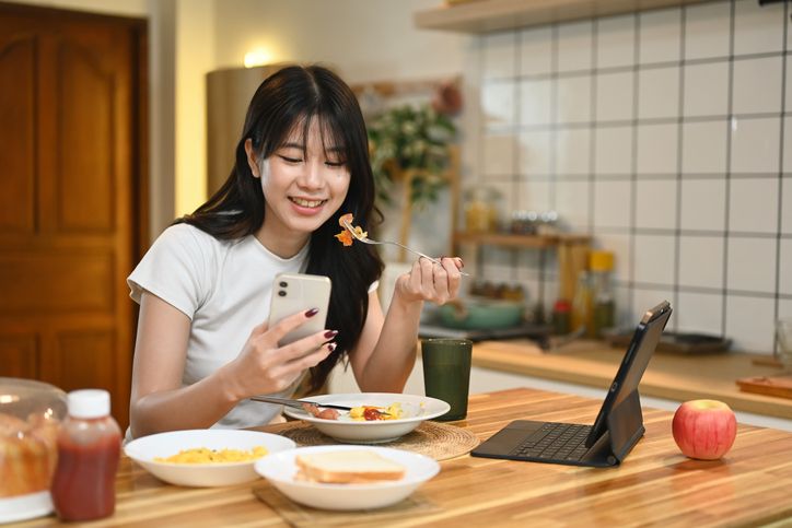 Makan Sambil Main HP Dapat  Memicu Gangguan Makan