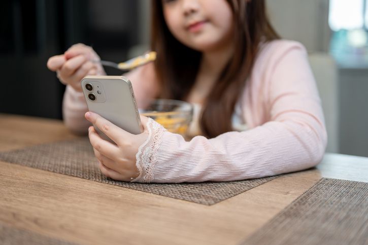Makan Sambil Main HP Dapat  Memicu Gangguan Makan