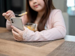 Makan Sambil Main HP Dapat Memicu Gangguan Makan
