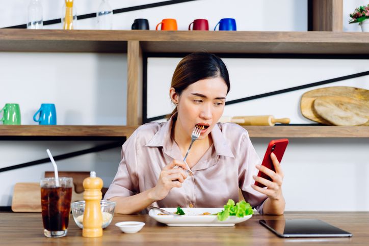 Makan Sambil Main HP Dapat  Memicu Gangguan Makan