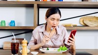 Scroll HP vs Nonton TV Saat Makan, Mana yang Lebih Bikin Gendut?
