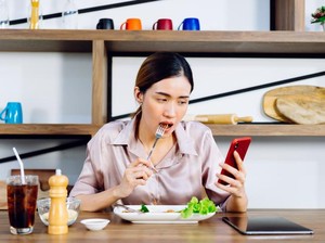 Scroll HP vs Nonton TV Saat Makan, Mana yang Lebih Bikin Gendut?