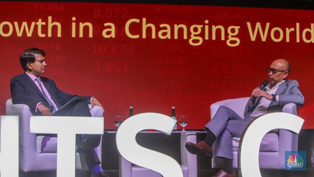 Ekonom Indonesia dan mantan Menteri Keuangan Indonesia, Chatib Basri menyampaikan paparan dalam DBS Asian Insights Conference di Jakarta, Rabu (21/5/2025). (CNBC Indonesia/Faisal Rahman)