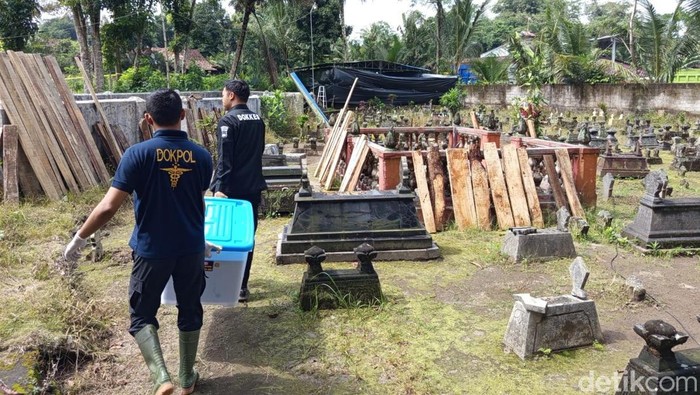 Proses pembongkaran makam atau ekshumasi di Dusun Mranggen, Desa Mranggen, Kecamatan Srumbung, Kabupaten Magelang, Rabu (21/5/2025).