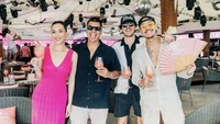 Di tengah cuaca Bali yang panas, ia tampak memegang segelas minuman yang menyegarkan. Warna cocktail merah muda senada dengan pakaian yang digunakan. Foto: Instagram/elviraelph