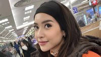 Liburan ke Jepang menjadi momen menikmati makanan otentik di sana. Di musim dingin ia juga berburu salmon sashimi segar dari supermarket lokal. Foto: Instagram/elviraelph