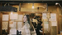 Antre demi makanan enak juga tak sungkan dilakukannya. Apalagi demi restoran lokal di Jepang yang selalu menjadi destinasi wisata kuliner para turis. Foto: Instagram/elviraelph