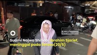 Ada juga putri Presiden ke-4 RI Abdurrahman Wahid atau Gus Dur juga datang melayat ke rumah duka. Yenny Wahid datang saat malam hari (foto:20 detik)