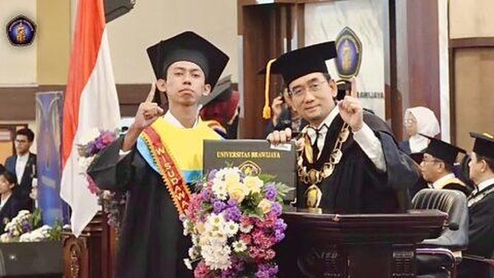 Fatih Raka Ksatria bersama Rektor UB dalam wisuda periode 19, Sabtu (17/05/2025).