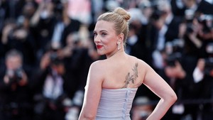Scarlett Johansson pakai lebih dari 62 karat berlian De Beers malam itu. Ada anting drop cantik dari koleksi Essence of Nature, cincin dengan batu langka 2,15 karat Fancy Yellow Green, dan tiga gelang Classic Eternity Line yang berkilau tiap dia gerak. Foto: REUTERS/Benoit Tessier