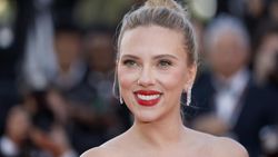 Scarlett Johansson Bikin Cannes Gemerlap dengan Berlian 62 Karat