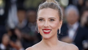 Kalau kamu suka gaya klasik Old Hollywood, kamu bakal seneng banget lihat bibir merah bold, rambut disisir rapi, dan gaun yang panjang tapi tetap sopan, pas banget sama aturan baru Cannes soal gaun yang gak boleh terlalu berlebihan. Foto: REUTERS/Benoit Tessier
