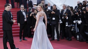 Scarlett Johansson juga lagi ada di masa emasnya. Bukan cuma soal gaya dan kemewahan, tapi juga keberaniannya melangkah ke dunia penyutradaraan. Foto: REUTERS/Benoit Tessier