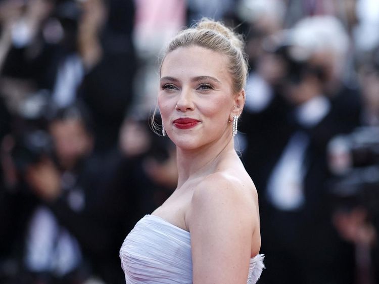 Scarlett Johansson Bikin Cannes Gemerlap dengan Berlian 62 Karat