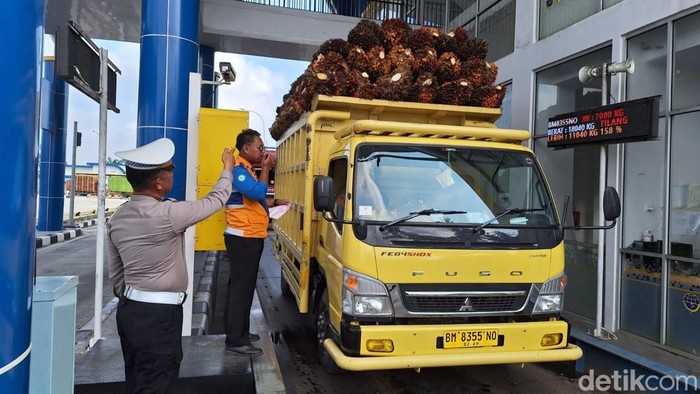 Foto: Kasubdit Gakkum saat menertibkan truk ODOL (Raja Adil Siregar/detikSumut)