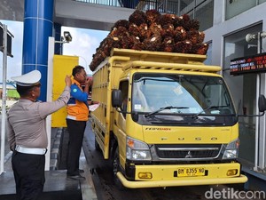 Polisi Temukan SIM Palsu-60 Pelanggar saat Tertibkan Truk ODOL di Riau