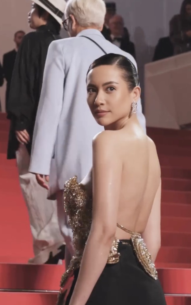 Adapun bagian korset tak sepenuhnya membungkus bagian torso Elvira. Alhasil, bagian belakang terekspos memberikan efek backless yang seksi, tapi tanpa berlebihan. (Foto: Instagram/@elviraelph)