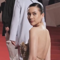 Adapun bagian korset tak sepenuhnya membungkus bagian torso Elvira. Alhasil, bagian belakang terekspos memberikan efek backless yang seksi, tapi tanpa berlebihan. (Foto: Instagram/@elviraelph)